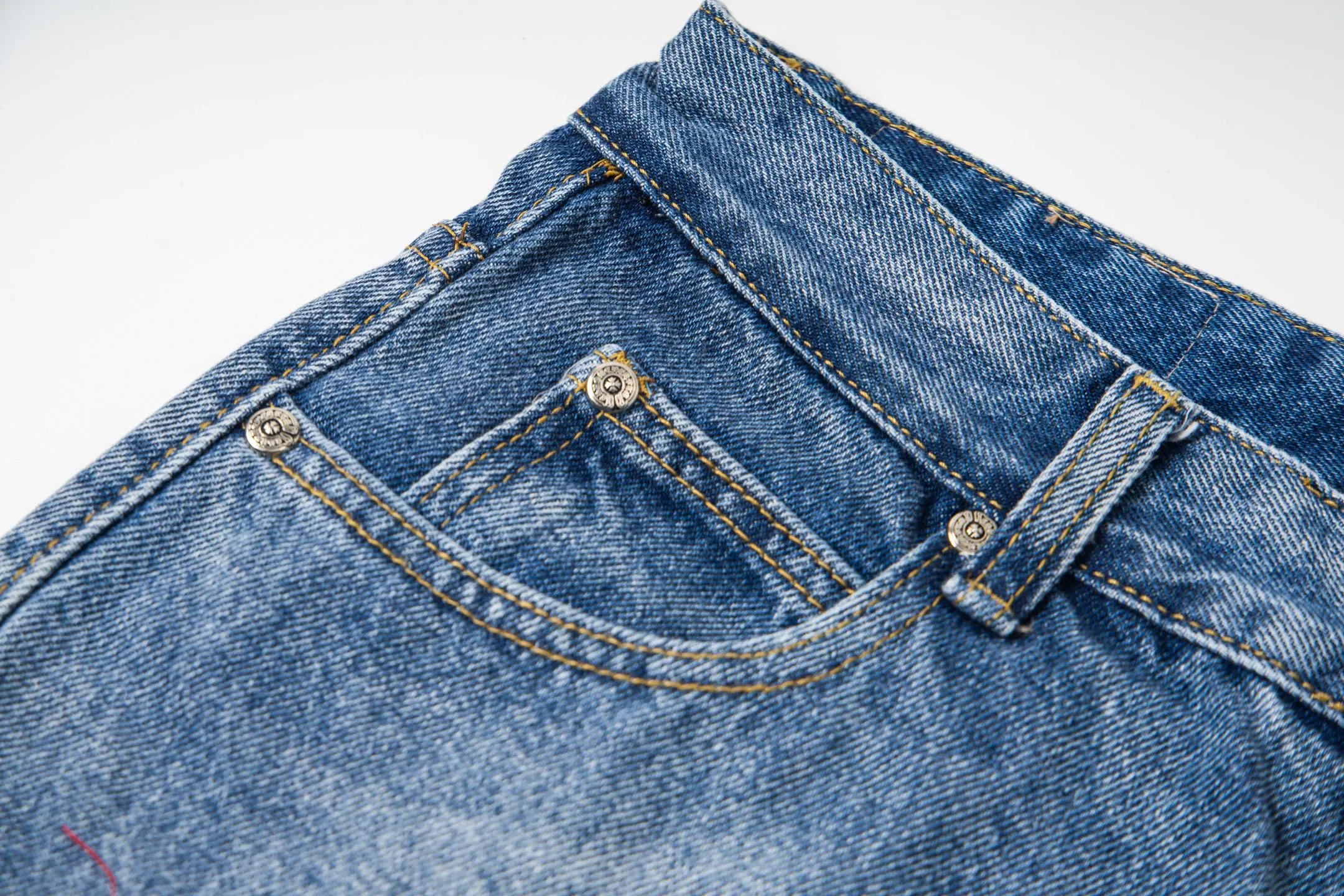 P260 Chrome Hearts Light Blue Pants Sanskrit Red and White Leather Jeans CH jeans need to be washed and then dismantled and hand-stitched with sheepskin cross leather and then spliced ​​together. The whole piece has too many craftsmanship to explain. The patchwork cross pattern is embellished, and the high-waisted washed jeans! ! Absolutely high-end luxury products, god-level single products and super popular products, made with top heavy industry, a must-see magic weapon. Customized hardware. The fabric is thick and soft after washing. It has good breathability. Customized small leather label. Unique design. The details are simple and elegant, and the workmanship is exquisite. The entire trousers are neatly routed and the details are in place! It’s so cool that both men and women can easily control the genderless trend! Style number: 1802# Color: blue Size: 28 30 32 34